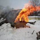 Девять пожарных боролись с огнем на улице Арбековской 
