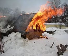 Девять пожарных боролись с огнем на улице Арбековской