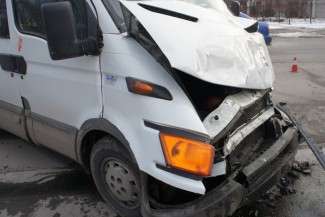В Терновке иномарка врезалась в маршрутное такси 
