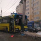 В Пензе на Калинина пассажирский автобус влетел в столб