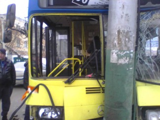 В ГИБДД прокомментировали аварию с участием автобуса на Калинина