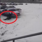 На парковке у «Коллажа» лихач на полной скорости въехал в машину и сбил человека