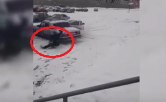 На парковке у «Коллажа» лихач на полной скорости въехал в машину и сбил человека