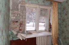 Новый год на пороховой бочке. В подвижном подъезде дома на Ударной продолжают жить люди