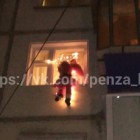 Пензенцы увидели Деда Мороза, пытавшегося забраться в квартиру через окно