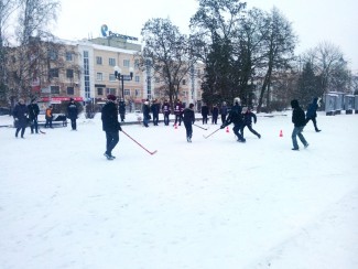 В Пензе на  Фонтанной площади состоялся турнир по хоккею в валенках