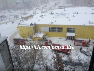Соцсети: в Пензе в Арбеково горит ТЦ «Проспект»
