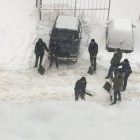 «Где коммунальщики?!». Пензенцам приходится самостоятельно расчищать снежные завалы во дворах