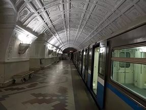 Мужчину столкнули на рельсы в петербургском метро 