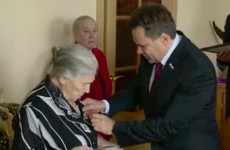 Савельев подарил плед заслуженному врачу РСФСР из Пензы