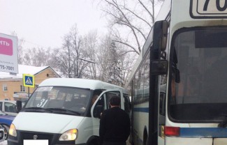 В Пензе в Заводском районе столкнулись автобус и маршрутка