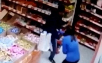 Безжалостный подросток изрезал двоих продавщиц в супермаркете