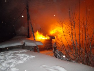 Полыхнувший дом в Колышлейском районе тушили 14 пожарных