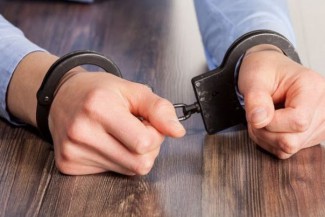 В Сердобске пьяный уголовник покалечил бывшую, а после сковал ее наручниками с подругой