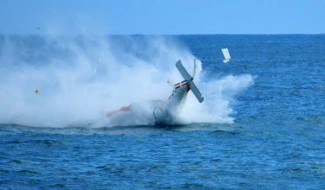 Пассажирский самолет упал в море возле Рио-де-Жанейро