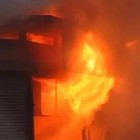 Восемь спасателей и две пожарных машины тушили пламя в магазине на улице Ленина 