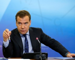 Дмитрий Медведев исключил возможность досрочных выборов Президента РФ и пообещал пензенским депутатам тяжелую борьбу