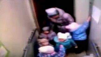 Воспитатели частного детского сада забыли двухлетнего малыша в лифте
