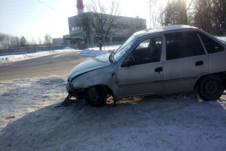 В Заречном иномарка «поцеловалась» с сугробом в результате аварии 