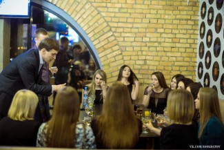 Танцующий миллионер по-пензенски: Павел Маслов провел вечер в «Квадрате» с 13 красотками