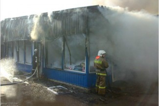 16 спасателей тушили несколько магазинов, загоревшихся на Ушакова в Пензе 