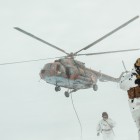 Бойцы пензенского СОБРа спустились с вертолета с оружием в руках 