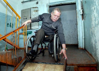 В Арбеково инвалид разбил голову, спускаясь по лестнице