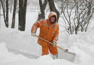 Глава администрации Виктор Кувайцев приказал чистить снег во дворах более тщательно 