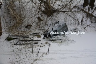 Соцсети: «В Пензе в Терновке «Нива» снесла ограждения и упала с моста в реку»