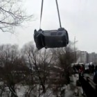 В Сети появилось видео с «Нивой», упавшей с моста в Терновке 