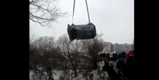 В Сети появилось видео с «Нивой», упавшей с моста в Терновке 