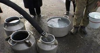 Жители аварийного дома на Ударной получают воду «извне» 