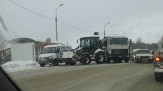 В Кривозерье столкнулись трактор и маршрутное такси
