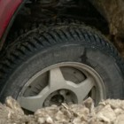 В Пензе на Калинина автомобиль Бочкарева провалился в яму