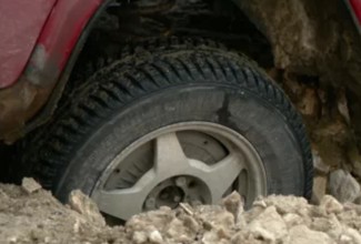 В Пензе на Калинина автомобиль Бочкарева провалился в яму