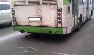 Соцсети: В центре Пензы автобус развалился на ходу 