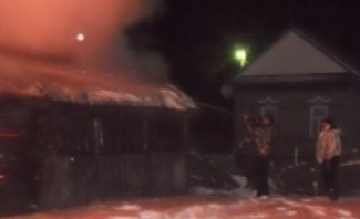 В Пензе 21 спасатель тушил загоревшийся кирпичный дом 