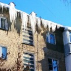 Жители улицы Беляева боятся погибнуть под ледяным сталактитом 
