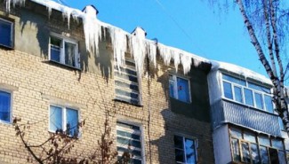 Жители улицы Беляева боятся погибнуть под ледяным сталактитом 
