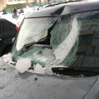 В Пензе, упавший с крыши ледяной сталактит, раздавил машину