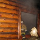 Полыхающую баню на Московской тушили восемь пожарных