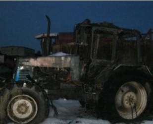 Ночью в селе Богословка полыхнули два трактора