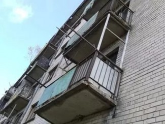 Жительница Заречного выпала с пятого этажа во время ссоры с любимым 