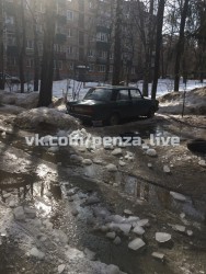 Соцсети: «В Пензе на Попова с крыши многоэтажки упала ледяная глыба»