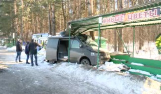 В павильон у Новозападного кладбища в Пензе влетел автомобиль