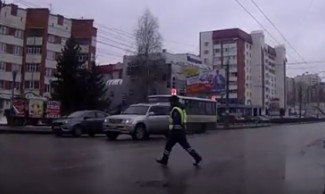 Интернет «взорвало» видео с сотрудником ГИБДД, переходившим дорогу на красный у «Суворовского»