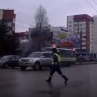 УГИБДД прокомментировало видеоролик с инспектором, переходившим дорогу у «Суворовского» на «красный»