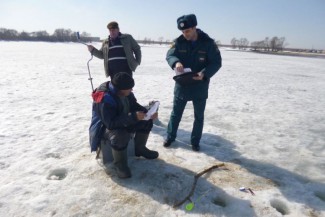 У жителей Пензенской области страсть к ловле рыбы берет верх над инстинктом самосохранения