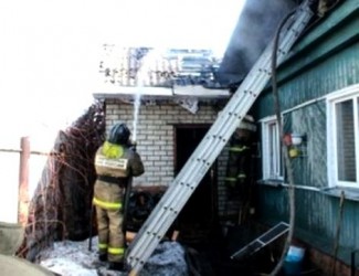 В Пензе на Планетной спасатели эвакуировали из горящего дома мужчину