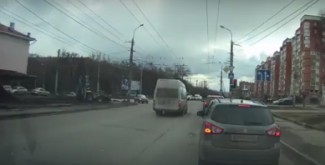 Видеокамера зафиксировала дерзкое нарушение ПДД водителем пензенской маршрутки 
